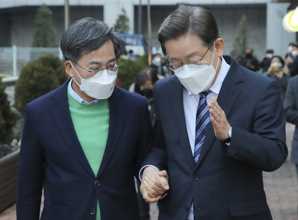 이재명 더불어민주당, 김동연 새로운물결 대선 후보가 1일 서울 마포구 한 카페에서 회동을 마친 뒤 이동하고 있다. 이날 두 후보는 분권형 대통령제, 책임총리, 실질적인 삼권분립의 내용이 ‘제7공화국 개헌안'을 만드는 것과 국정운영의 동반자로 국민통합정부 구성 등의 정치교체를 위한 공동선언을 발표했다. 2022.03.01 / 사진=[국회사진기자단]