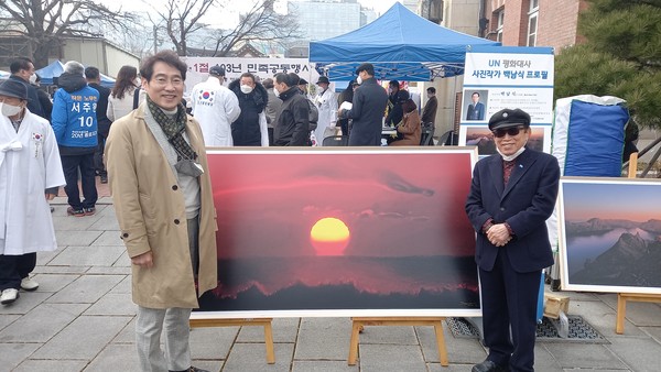 백남식 작가(오른쪽). (사진 = 정경호 기자)