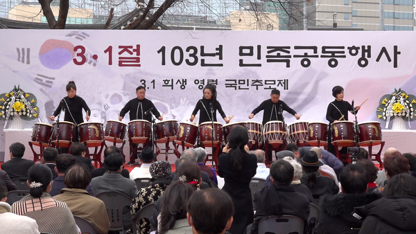 공연을 하는 디딤소리 예술단 (사진 = 정경호 기자)