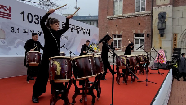 공연을 하는 디딤소리 예술단 (사진 = 정경호 기자)