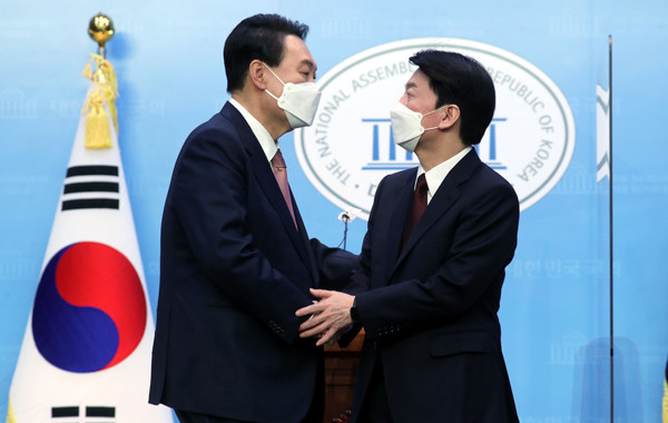 윤석열 국민의힘 대선 후보, 안철수 국민의당 대선 후보가 3일 서울 여의도 국회 소통관에서 단일화 기자회견을 마치고 악수하고 있다. 2022.03.03 / 사진=[공동취재사진]
