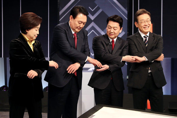 2일 저녁 서울 여의도 KBS 본관에서 열린 중앙선거방송토론위원회 주관 제20대 대통령선거 후보 초청 3차 법정 TV 토론회에서 대선 후보들이 선전을 다짐하고 있다. 왼쪽부터 정의당 심상정, 국민의힘 윤석열, 국민의당 안철수, 더불어민주당 이재명 대선후보.2022.03.02 / 사진=[공동취재사진]