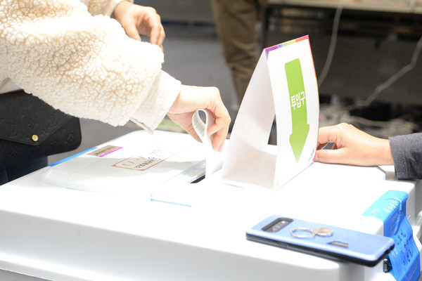 제20대 대통령 선거 사전투표 첫날인 4일 오전 울산 남구청 사전투표소를 찾은 시민이 투표를 하고 있다. 2022.03.04 / 사진=[뉴시스]