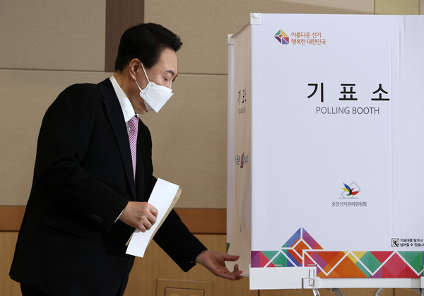 윤석열 국민의힘 대선 후보가 4일 부산 대연동 남구청에 마련된 사전투표소를 찾아 투표를 위해 기표소로 들어가고 있다. 2022.03.04 / 사진=[뉴시스]