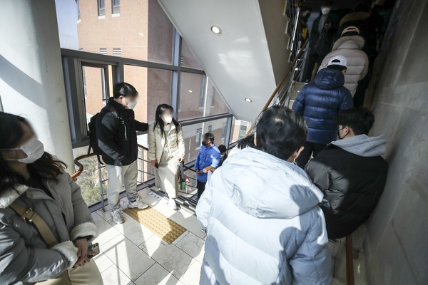 제20대 대통령선거 사전투표 둘째날인 5일 오전 서울 영등포구 여의동주민센터가 유권자들로 붐비고 있다. 2022.03.05