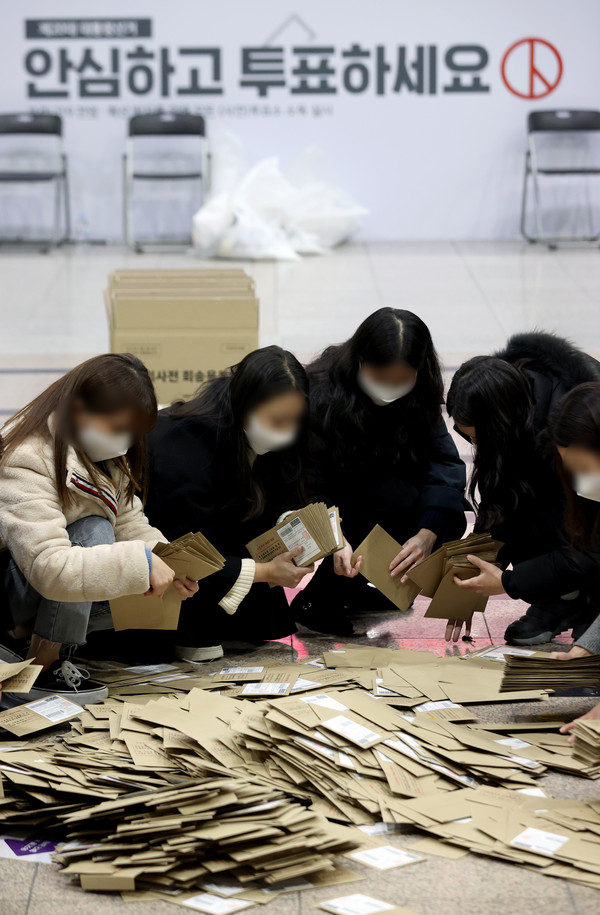제20대 대통령 선거 사전투표가 끝난 5일 오후 서울역에 설치된 남영동 사전투표소에서 관계자들이 투표함을 열어 관외 투표용지 봉투를 확인하고 있다. 2022.03.05 / 사진=[뉴시스]
