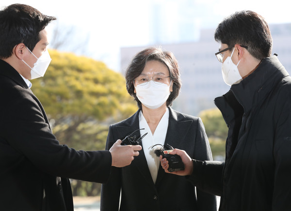 노정희 중앙선거관리위원회 위원장이 제20대 대통령선거일을 이틀 앞둔 7일 오전 경기 과천시 중앙선거관리위원회로 출근하고 있다. 2022.03.07 / 사진=[뉴시스]