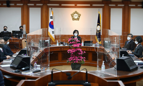 노정희 중앙선거관리위원장과 위원들이 참석한 가운데 7일 경기 과천시 중앙선거관리위원회에서 '사전투표 부실 관리 논란 관련 긴급위원회'가 열리고 있다.2022.03.07 / 사진=[공동취재사진]