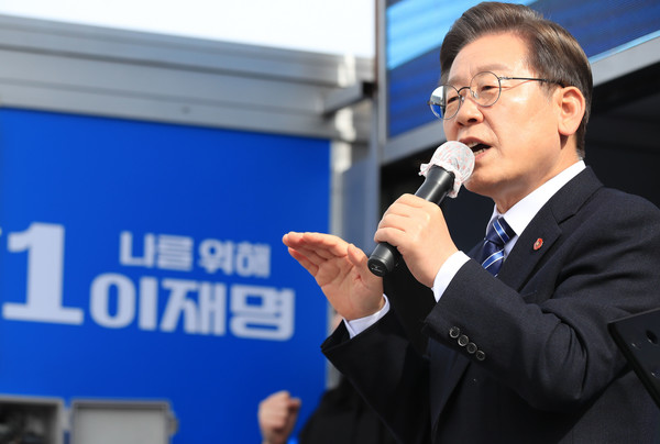 이재명 더불어민주당 대선후보가 7일 오전 제주시 동문시장 인근 광장에서 열린 '놀멍쉬멍 평화 제주! 느영나영 모두를 위해 이재명!' 유세에서 지지를 호소하고 있다. 이 후보는 이날 하루 동안 제주를 시작으로 부산, 대구, 대전, 충북 유권자들을 차례로 만나면서 막바지 유세 일정을 소화할 예정이다. 2022.03.07 / 사진=[뉴시스]