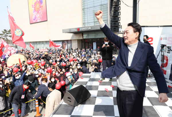 윤석열 국민의힘 대선후보가 7일 오전 경기도 하남시 스타필드하남 앞 광장에서 열린 ‘시민이 행복한 나라, 시민이 주인 되는 나라’ 경기 하남 유세에서 어퍼컷 세리머니를 하고 있다. 2022.03.07 / 사진=[뉴시스]