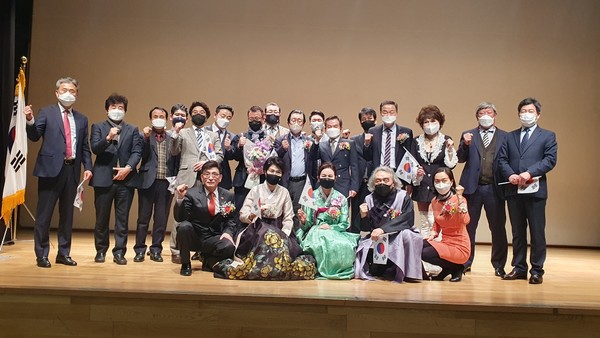 제4회 3.5남대문역 학생항일만세운동 기념식에서 관계자들이 기념촬영을 하고 있다. 