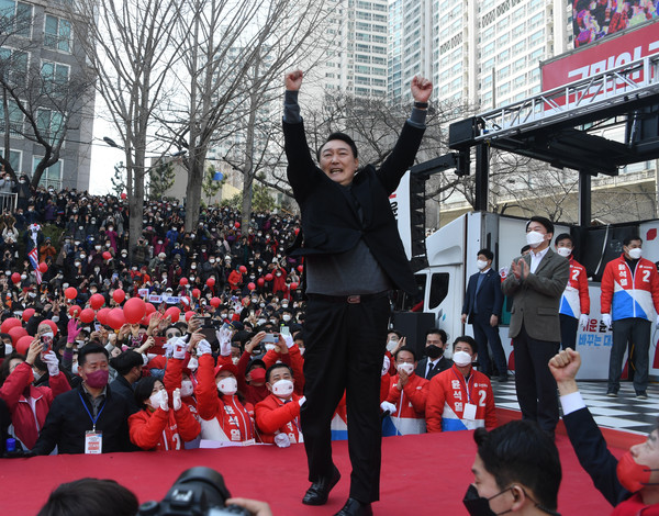 윤석열 국민의힘 대선 후보가 8일 부산시 연제구 세병로에서 열린 “국민이 승리 합니다” 유세에서 지지를 호소하고 있다. 2022.03.08 / 사진=[뉴시스]