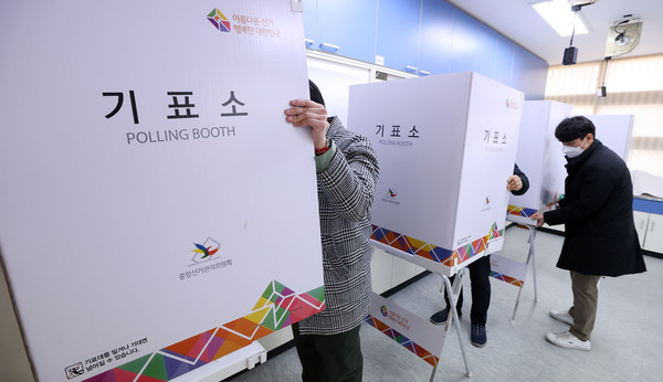 제20대 대통령선거를 하루 앞둔 8일 오후 서울 시내 한 초등학교에 마련된 투표소에서 구청 및 주민센터 직원들이 기표소를 설치하고 있다. 2022.03.08 / 사진=[뉴시스]