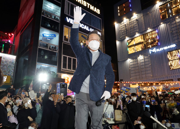 이재명 더불어민주당 대선 후보가 8일 서울 마포구 홍대 걷고싶은거리에서 지지를 호소하고 있다. 2022.03.09 / 사진=[국회사진기자단]
