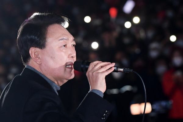 윤석열 국민의힘 대선 후보가 8일 서울 중구 서울광장에서 열린 피날레 유세에서 시민들을 향해 지지를 호소하고 있다. 2022.03.08 / 사진=[뉴시스]