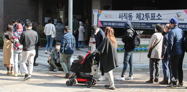 제20대 대통령선거날인 9일 오전 서울 종로구 사직동 제2 투표소에서 유권자들이 투표를 하기위해 줄 서 있다. 2022.03.09