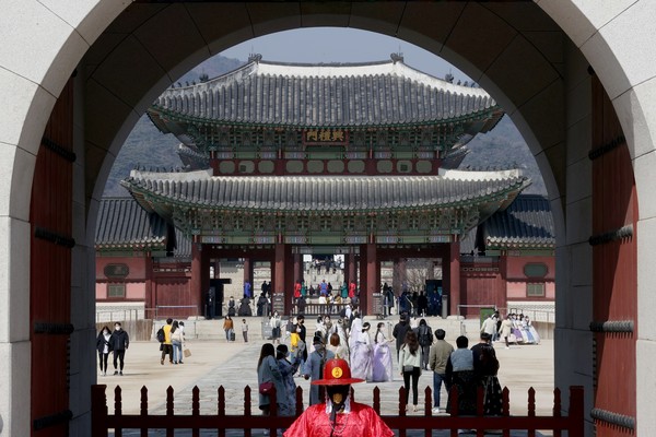 제20대 대통령선거 투표일인 9일 오후 서울 종로구 경복궁을 찾은 시민들이 나들이를 즐기고 있다. 2022.03.09.