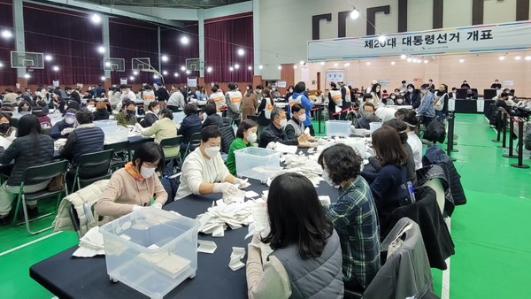 제20대 대통령 선거 투표가 종료된 9일 오후 인천 계양구 경인교대 체육관에 마련된 개표소에서 개표작업이 이뤄지고 있다. 2022.03.09.