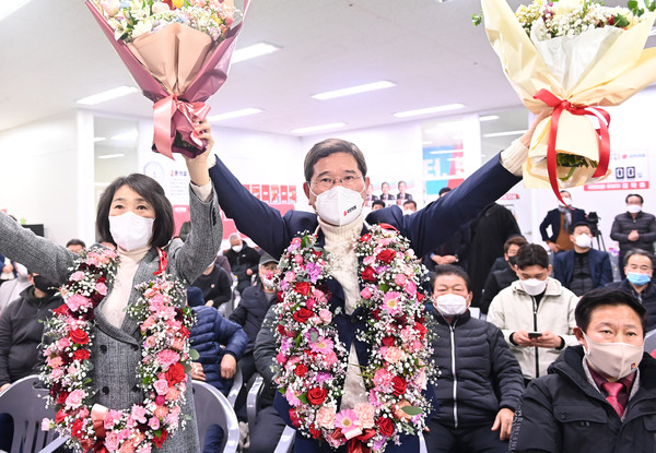 제20대 대선과 함께 치러진 안성 국회의원 재선거에 출마한 국민의힘 김학용 후보가 9일 오후 경기도 안성시 공도읍 선거사무실에서 당선이 확실시 되자 지지자들과 환호하고 있다. 2022.03.09 / 사진=[뉴시스]