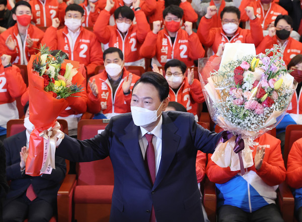 윤석열 대통령 당선인이 10일 서울 여의도 국회 도서관에 마련된 개표상황실을 찾아 당선 세리머니를 하고 있다. 2022.03.10 / 사진=[뉴시스]