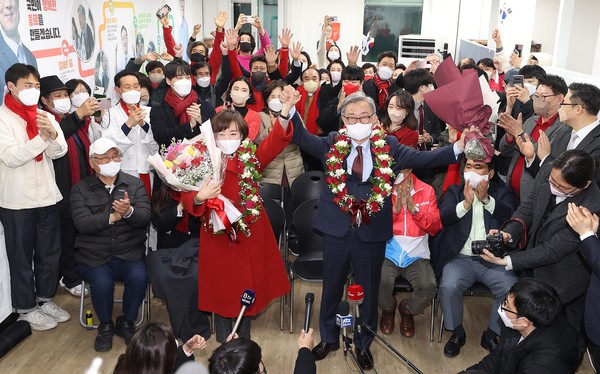 최재형 전 감사원장이 10일 새벽 서울 종로구에 마련된 선거캠프에서 재·보궐선거 종로구 당선이 확실해지자 꽃다발을 받고 기뻐하고 있다. 2022.03.10 / 사진=[뉴시스]