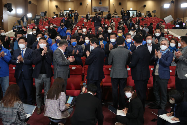 10일 서울 여의도 국회 의원회관에 마련된 더불어민주당 선거상황실에서 의원들이 윤석열 국민의힘 후보의 당선유력이 발표된 후 상황실을 떠나고 있다.2022.03.09 / 사진=[공동취재사진]