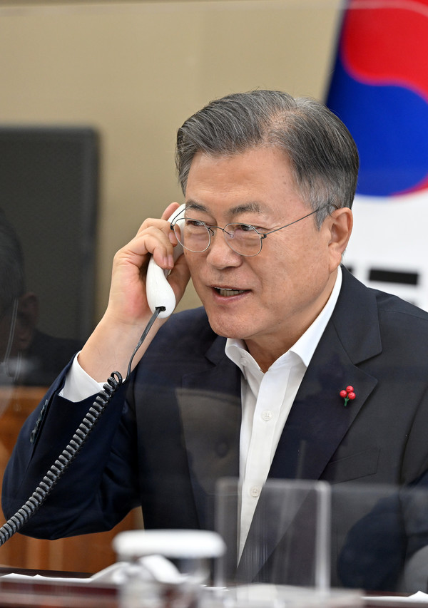 문재인 대통령이 설 연휴를 앞둔 28일 오후 청와대 여민관 소회의실에서 코로나19 방역·의료 상황을 점검하고 노고를 격려하기 위해 현장 의료진과 전화 통화를 하고 있다.2022.01.28 / 사진=[청와대 제공]