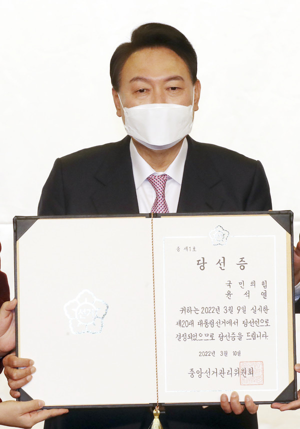 윤석열 대통령 당선인이 10일 서울 여의도 국회 도서관에서 열린 국민의힘 선대위 해단식에 참석해 당선증을 들어보이고 있다.2022.03.10 / 사진=[공동취재사진]