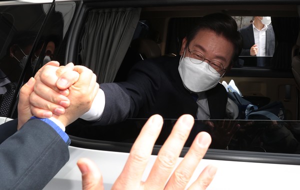 이재명 더불어민주당 대선 후보가 10일 서울 여의도 더불어민주당 중앙당사에서 열린 선대위 해단식을 마친 후 당사를 떠나고 있다.2022.03.10 / 사진=[공동취재사진]