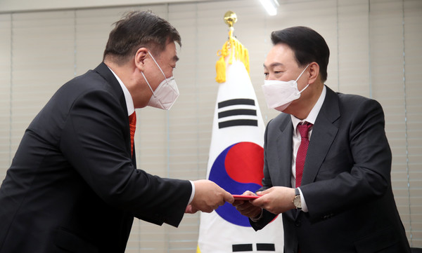 윤석열 대통령 당선인이 11일 여의도 국민의힘 당사에 마련된 당선인 사무실에서 싱하이밍 주한중국대사를 접견, 시진핑 중국국가주석의 축하서신을 전달받고 있다.2022.03.11 / 사진=[공동취재사진]