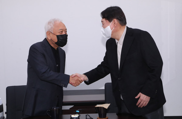 윤석열 국민의힘 대선 후보와 김한길 새시대준비위원장이 12일 오후 서울 여의도에 위치한 새시대준비위원회에서 현판 제막식을 앞두고 만나 악수를 하고 있다.2021.12.12 / 사진=[공동취재사진]