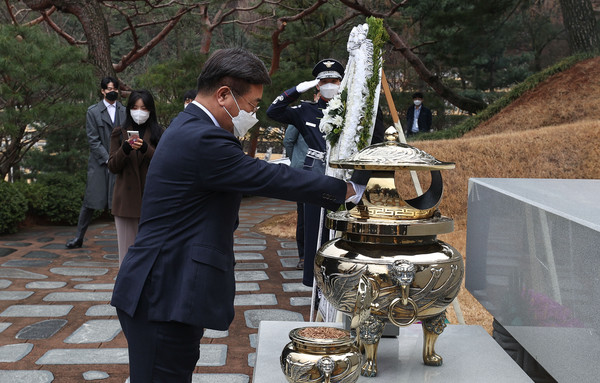 윤호중 더불어민주당 비상대책위원장이 14일 서울 동작구 국립서울현충원 김대중대통령묘소를 찾아 분향하고 있다. 2022.03.14 / 사진=[국회사진기자단]