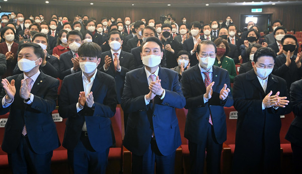 윤석열 대통령 당선인과 이준석 대표, 김기현 원내대표, 권영세 총괄선대본부장 등 주요 인사들이 10일 오후 서울 여의도 국회 도서관에서 열린 국민의힘 대선 선거대책본부 해단식에서 국민들께 인사한 후 박수치고 있다.2022.03.10 / 사진=[공동취재사진]