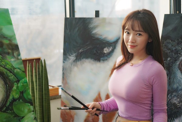 배우 겸 화가 윤송아.