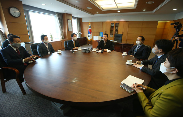 윤석열 대통령 당선인이 14일 서울 종로구 금융감독원 연수원에 마련된 집무실에서 안철수 인수위원장, 권영세 부위원장 등과 차담하고 있다. 2022.03.14 / 사진=[국회사진기자단]