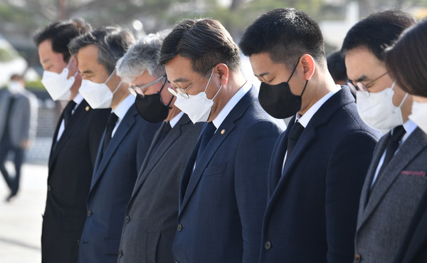 더불어민주당 윤호중 비상대책위원장이 당 비대위원 등과 함께 16일 오전 광주 북구 운정동 국립5·18민주묘지에서 오월 영령에 참배하고 있다. 2022.03.16 / 사진=[뉴시스]