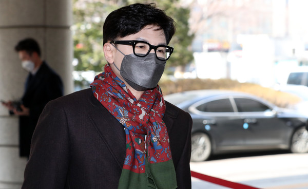 한동훈 사법연수원 부원장이 27일 오후 서울 마포구 서부지법에서 열린 유시민 전 노무현재단 이사장의 명예훼손 혐의 3차 공판에 증인으로 출석하고 있다. 2022.01.27 사진=[뉴시스]