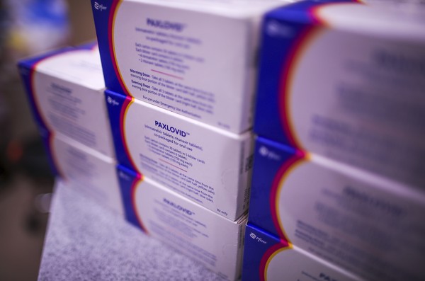 14일 서울시내 한 약국에 경구용 코로나19 치료제 '팍스로비드'가 놓여있다. 2022.01.14 / 사진=[뉴시스]