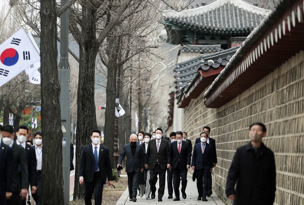 윤석열 대통령 당선인이 17일 서울 종로구 통의동 집무실 인근 식당에서 점심 식사를 마친 후 김한길 국민통합위원장, 박주선 대통령 취임식 준비위원장과 산책하고 있다.2022.03.17 / 사진=[국민의힘 제공]