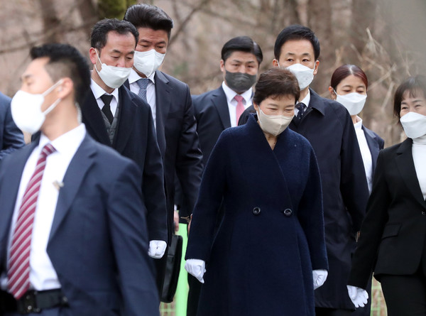 박근혜 전 대통령이 24일 오전 서울 동작구 국립서울현충원을 찾아 고 박정희 전 대통령의 묘소 참배를 마치고 경호원의 호위를 받으며 유영하 변호사와 함께 걸어 내려오고 있다. 2022.03.24 / 사진=[뉴시스]