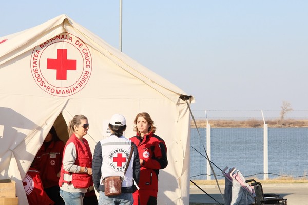 [사진1] : 한적 현지조사단이 우크라이나와 루마니아 국경지역인 이사체아(Isaccea)에서 루마니아적십자사의 현지 구호활동에 대해 현황을 파악하고 수요를 확인하고 있다.[사진출처 : 대한적십자사]