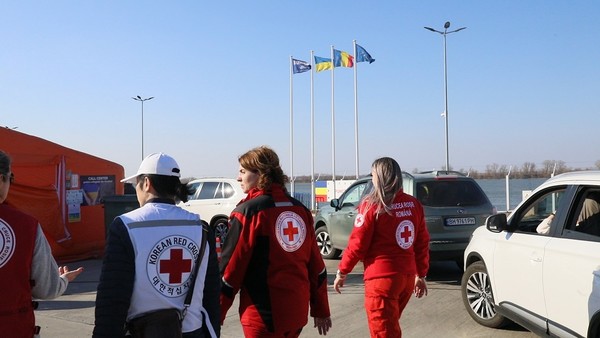 [사진2] : 한적 현지조사단이 우크라이나와 루마니아 국경지역인 이사체아(Isaccea) 국경지대를 방문하여 루마니아적십자사 직원 및 봉사원들과 현지 구호활동에 대해 의견을 나누고 있다.[사진출처 : 대한적십자사]