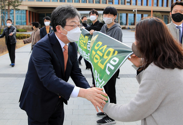유승민 전 의원이 31일 오후 서울 여의도 국회 소통관에서 6.1 지방선거 경기지사 출마 기자회견을 마친 뒤 지지자들과 인사하고 있다.2022.03.31 / 사진=[공동취재사진]