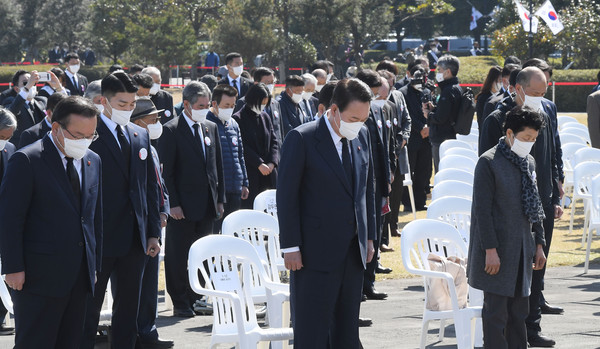 윤석열 대통령 당선인이 3일 제주4.3평화공원에서 열린 제74회 4.3희생자 추념식에 참석해 묵념하고 있다. 2022.04.03 / 사진=[인수위사진기자단]