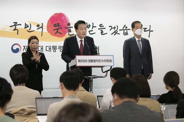 윤석열 대통령 당선인이 3일 오후 서울 종로구 통의동 대통령직인수위원회 기자회견장에서 신임 국무총리로 한덕수 전 총리를 지명 발표하고 있다. 2022.04.03 / 사진=[인수위사진기자단]