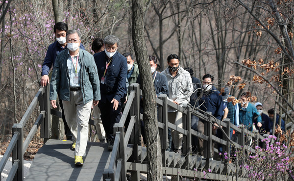 문재인 대통령이 5일 서울 북악산 남측 탐방로를 통해 청운대전망대로 향하고 있다. 북악산 남측면은 오는 6일 전면 개방된다. 2022.04.05 / 사진=[뉴시스]