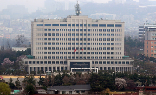 6일 오전 서울 용산구 국방부 청사가 보이고 있다. 정부는 이날 오전 김부겸 국무총리 주재 임시 국무회의에서 대통령 집무실 이전 지원 비용이 담긴 예비비를 심의·의결 한다. 예비비 규모는 360억원대로 알려졌다. 기존 윤석열 당선인의 대통령직인수위원회(인수위)가 제안한 496억원에서 130억 가량 줄었다. 합동참모본부(합참) 건물 이전 비용과, 한남동 공관 리모델링 비용 등이 포함됐고, 합참 건물로 들어갈 대통령비서실과 대통령경호처 이전 비용 일부는 제외된 것으로 알려졌다. 2022.04.06 / 사진=[뉴시스]