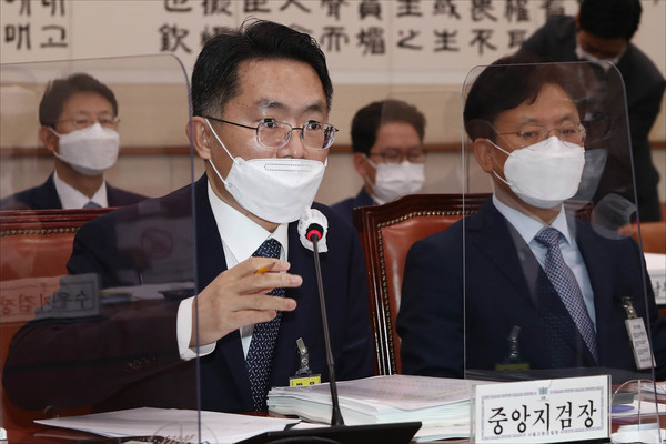 이정수 서울중앙지검장이 14일 서울 여의도 국회에서 열린 법제사법위원회의 서울고등검찰청, 수원고등검찰청 등에 대한 국정감사에서 의원 질의에 답변하고 있다.2021.10.14 / 사진=[공동취재사진]
