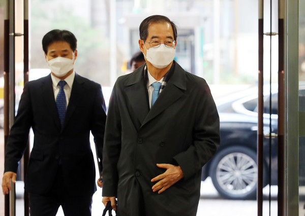 한덕수 국무총리 후보자가 6일 오전 서울 종로구 한국생산성본부 빌딩에 마련된 청문회 준비단 사무실로 출근하고 있다. 2022.04.06 / 사진=[뉴시스]