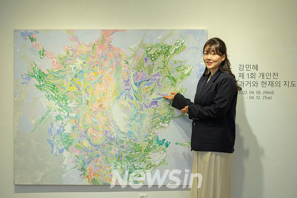 ▲강민혜 작가가 작품 소개를 하고 있다. (사진=민경찬 기자)